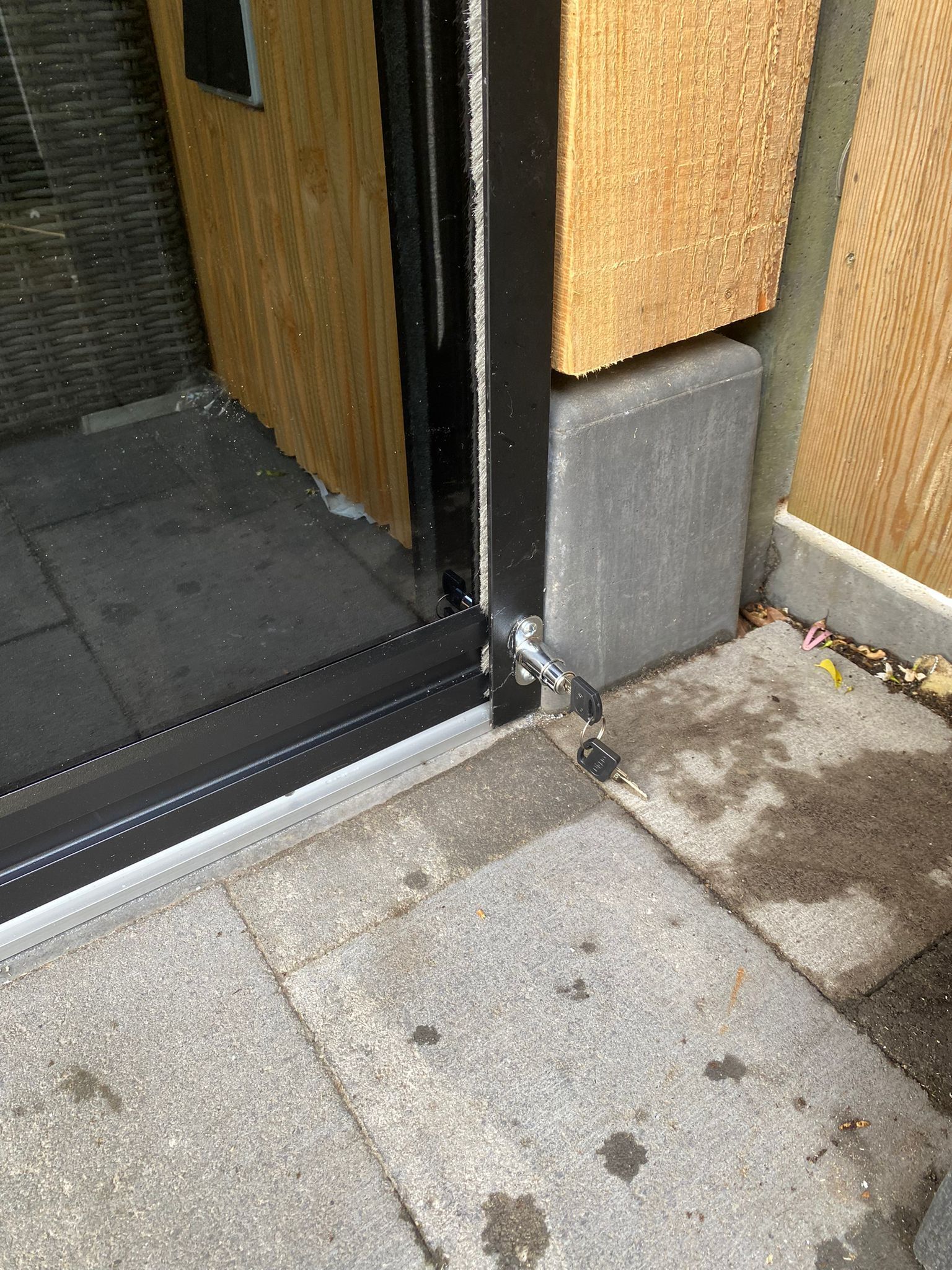 Een close-up van een deur op een stoep naast een gebouw.