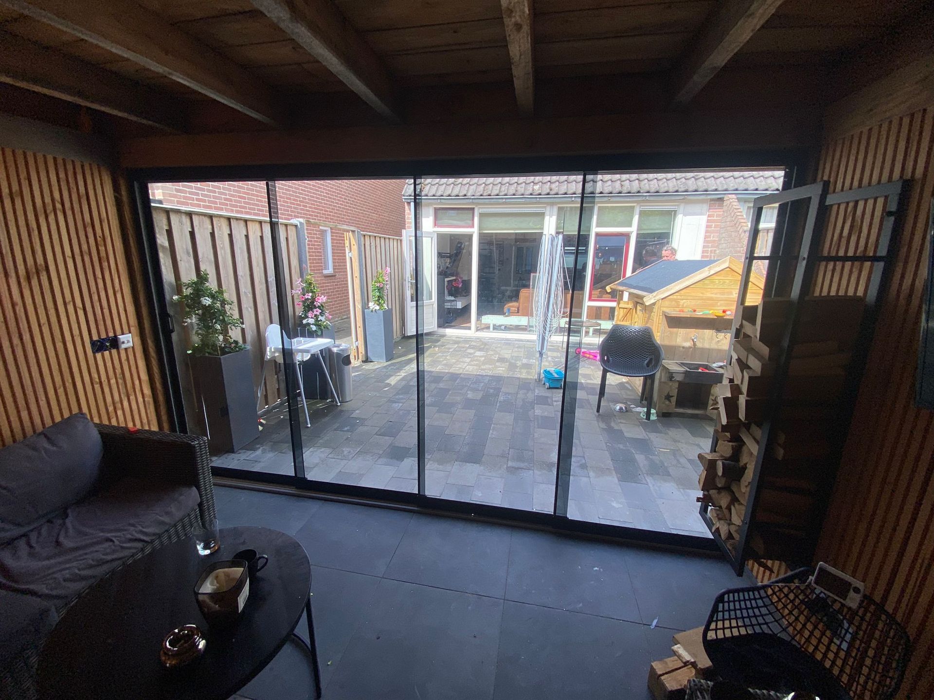 Een woonkamer met glazen schuifdeuren naar een terras.