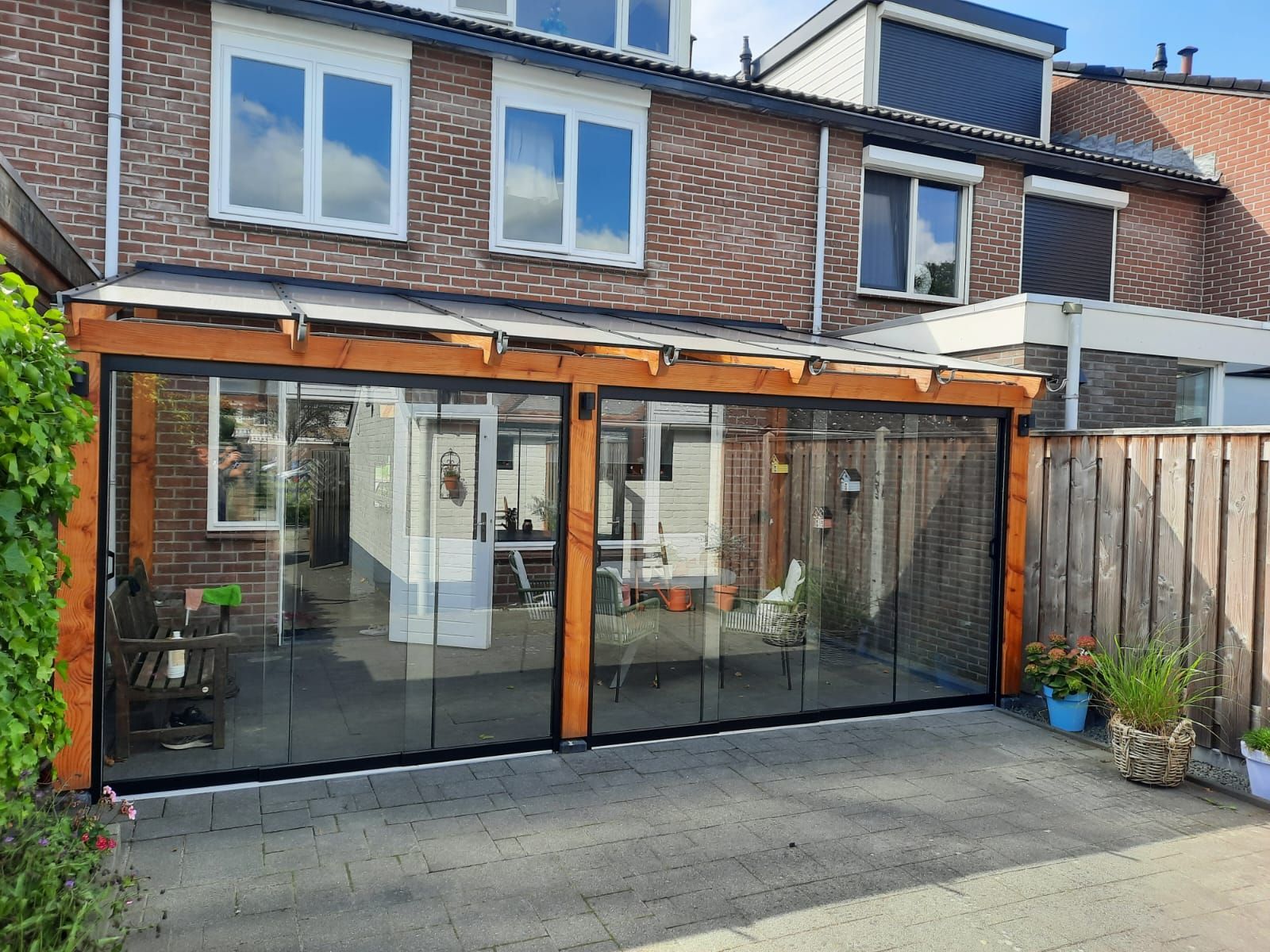 Een huis met een glazen schuifdeur die op een garage lijkt.