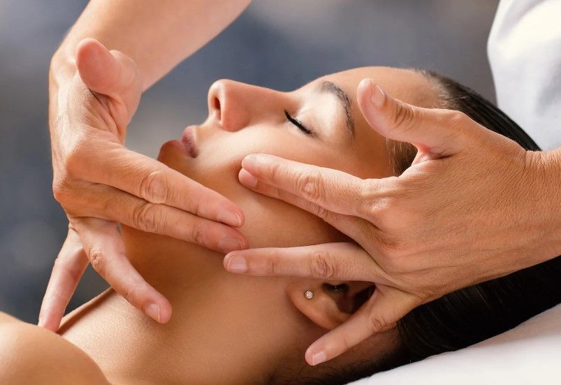 The Skinutrition Clinic in Coventry providing a spa experience for a client