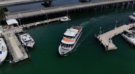 celebrity homes boat tour returning from the boat tour