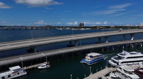 celebrity homes boat tour entering Bayside with Cash Bar 