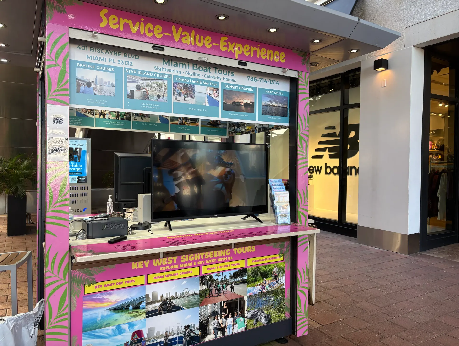 Official Miami Boat Tours kiosk at Bayside Marketplace in Downtown Miami departure location