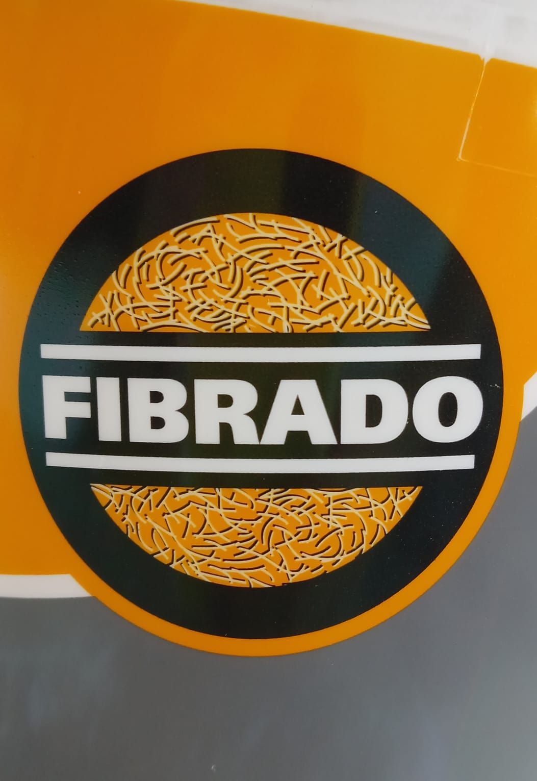 Cubo blanco de membrana líquida impermeabilizante para cubiertas “EMACRIL”, con etiquetas amarillas y grises.