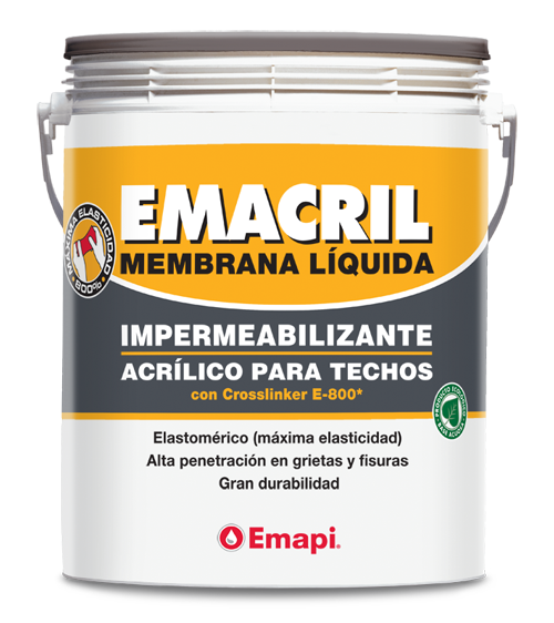 Techador aplicando sellador negro sobre un tejado plano. Asfalto gris, tapajuntas azules y ciudad de fondo.