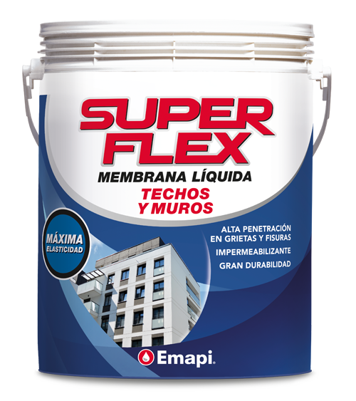 Un techador con casco se arrodilla sobre un techo plano y aplica sellador con una llana.