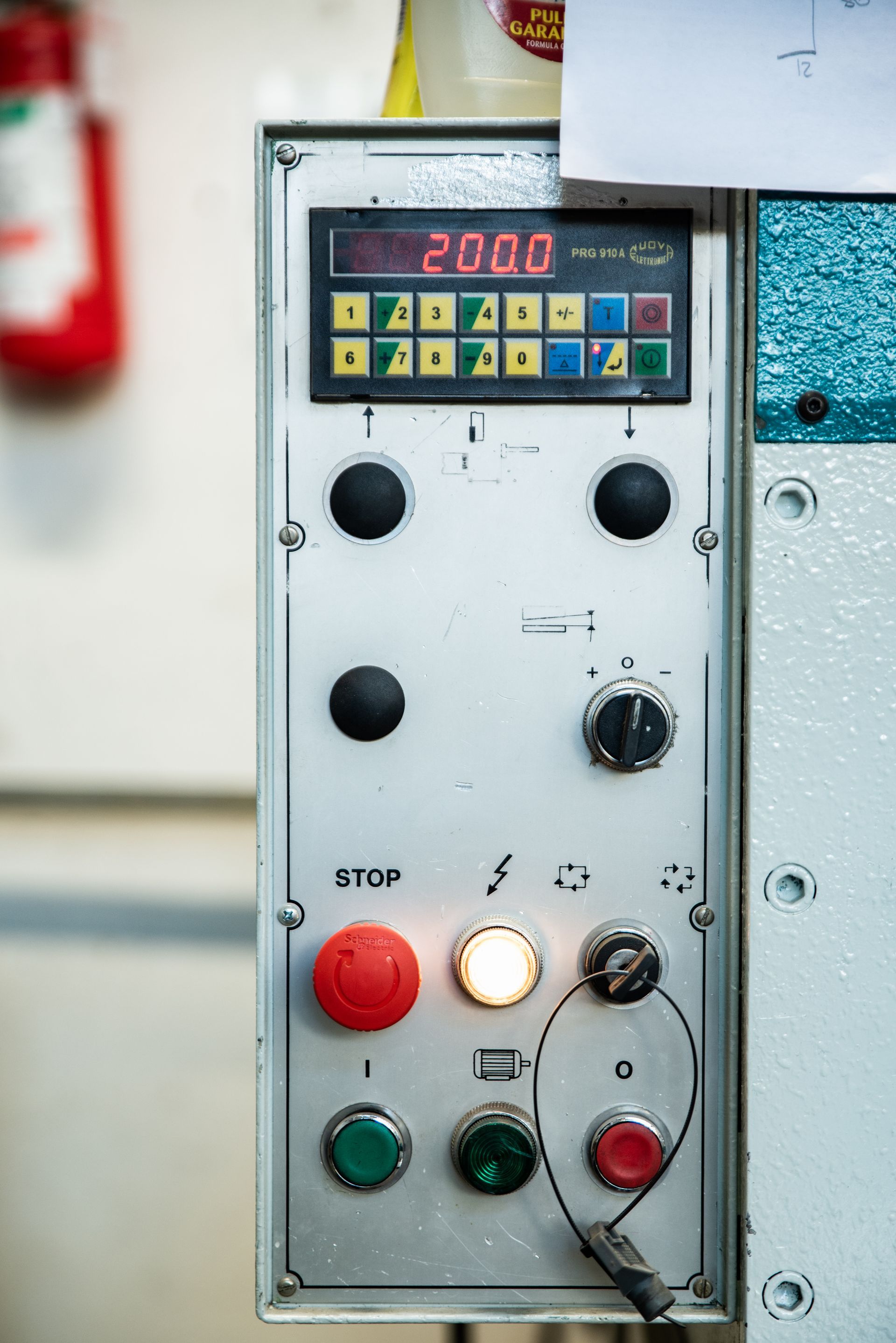 Zoom su un macchinario per la produzione di serramenti a Milano