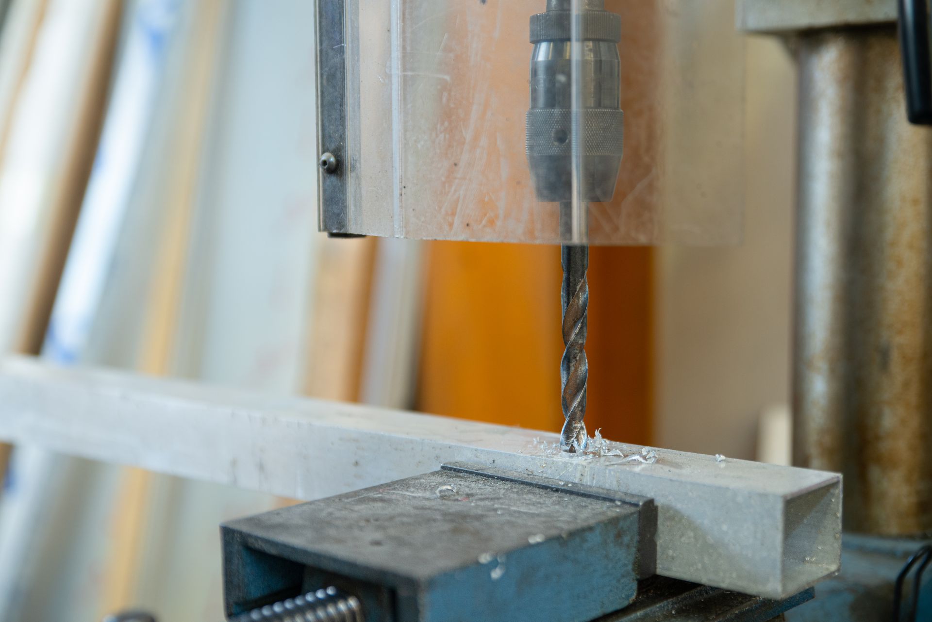 Zoom su una fase della produzione di serramenti a Milano