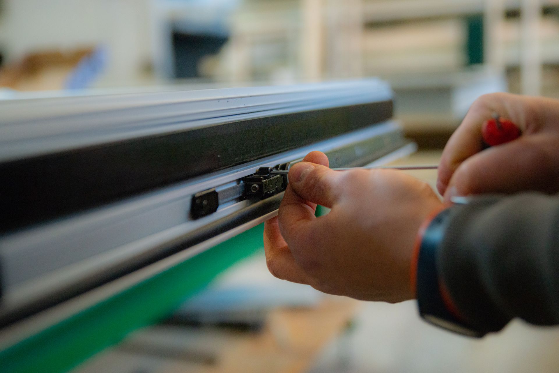 Particolare della produzione di serramenti certificati Milglass a Milano