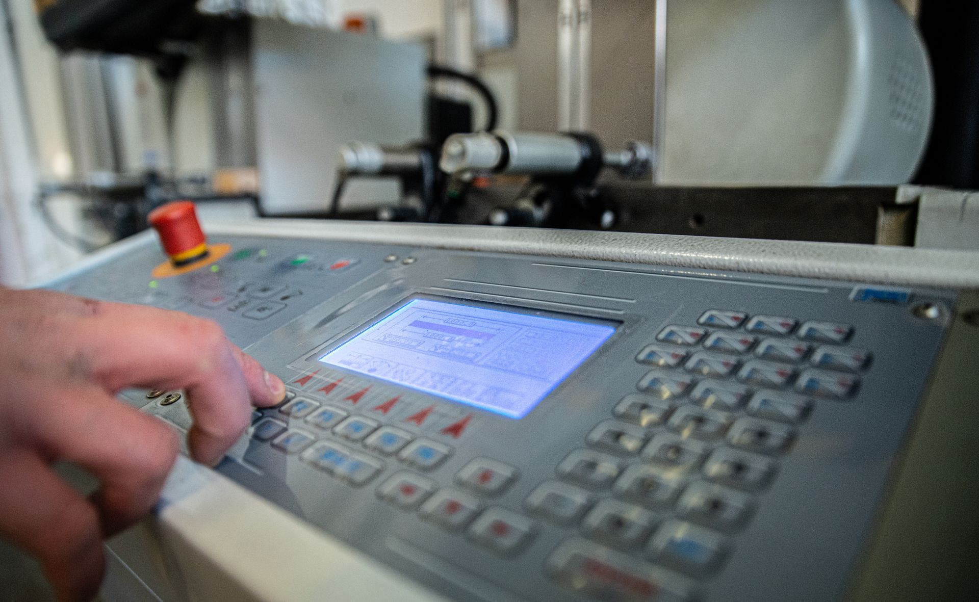 Macchinario Milglass per la produzione di serramenti a Milano