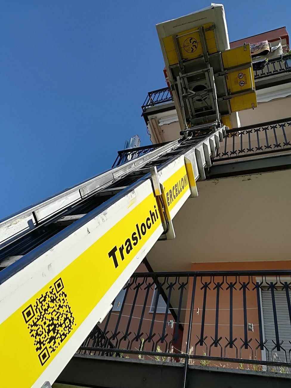 piattaforma aerea per traslochi ai piani alti