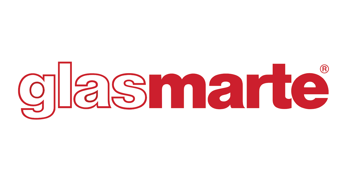 Das Logo von Glasmate ist rot und weiß auf weißem Hintergrund.