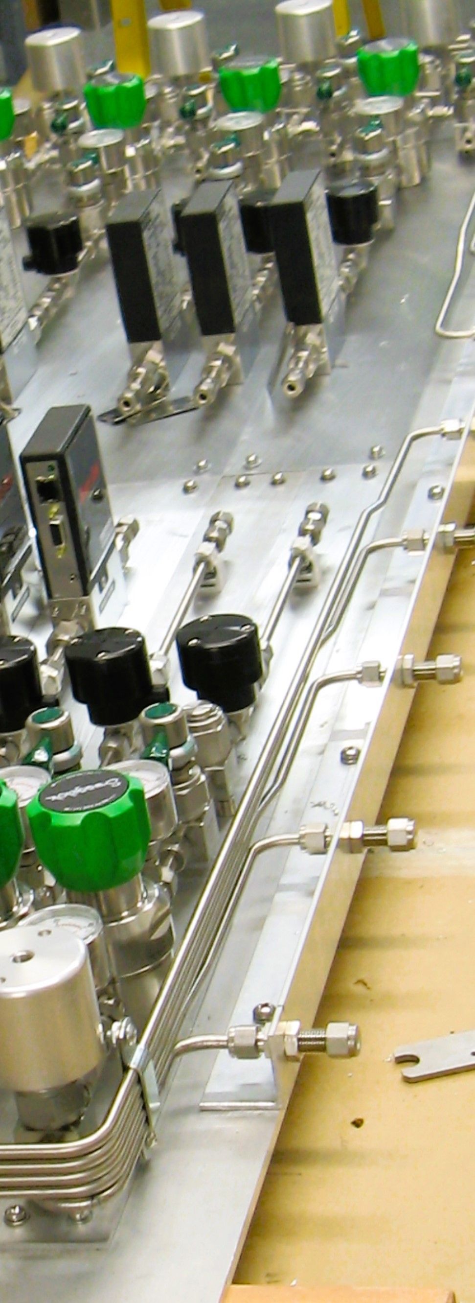 A bunch of valves are sitting on top of a table.