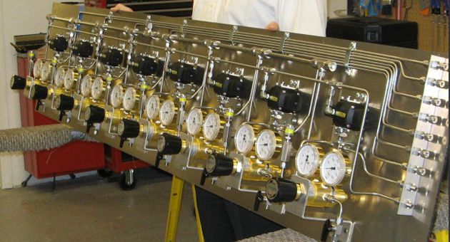 A bunch of gauges are sitting on a table