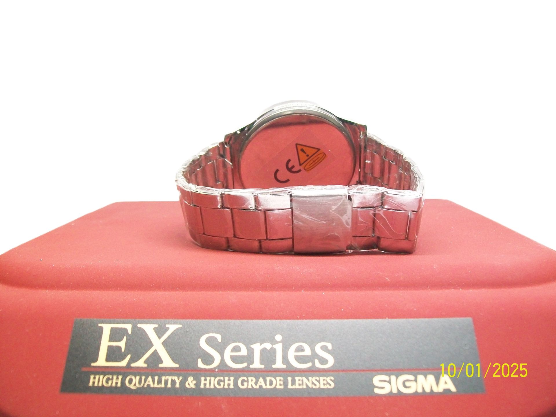 Zilveren polshorloge op een rode standaard, zwarte wijzerplaat met Romeinse cijfers, 