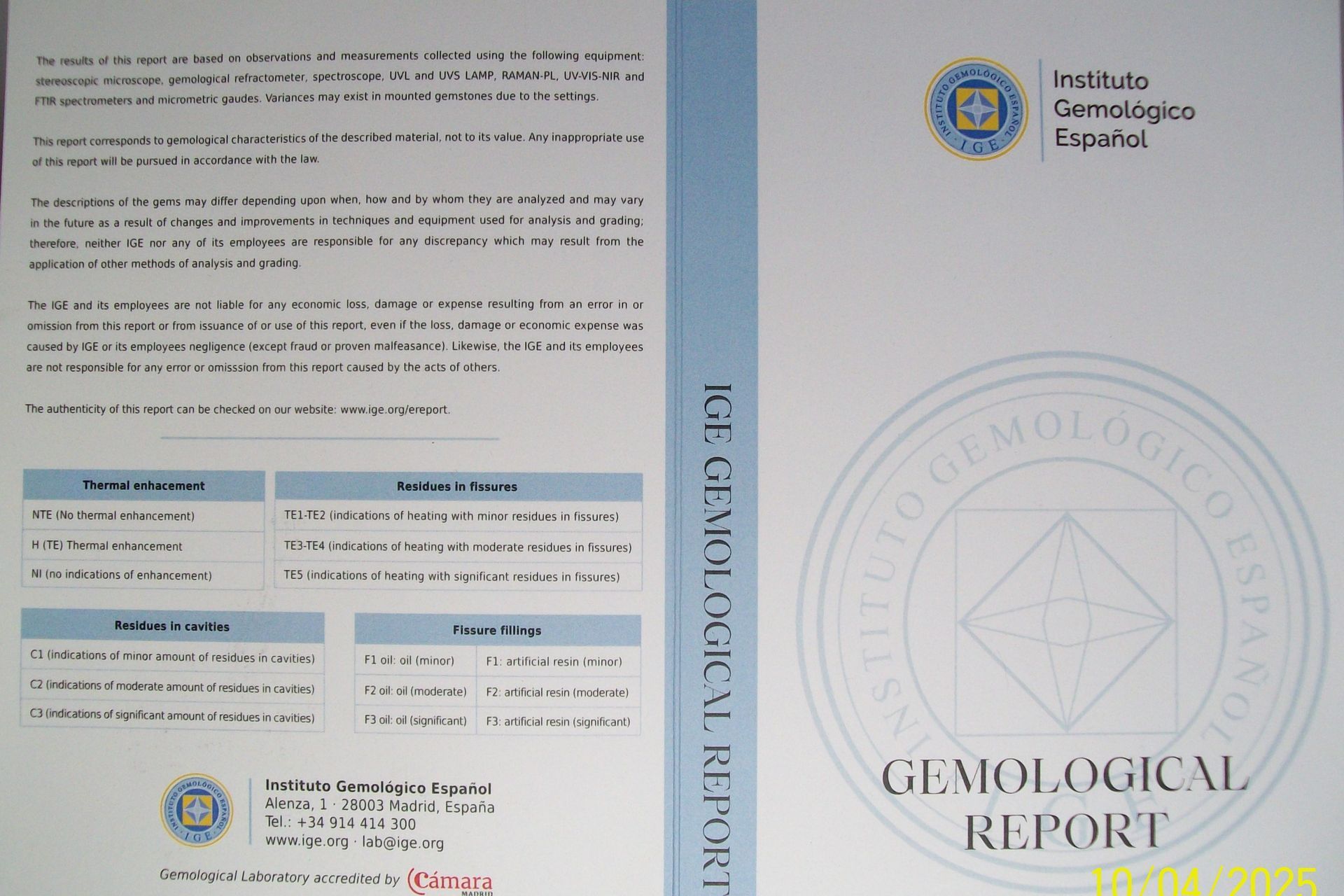 Een traanvormige, lichtgroene steen, verzegeld in een plastic hoesje, gelabeld met 