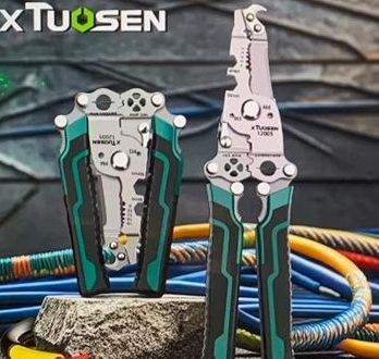 Hand met een groen en zwart draadstripgereedschap.