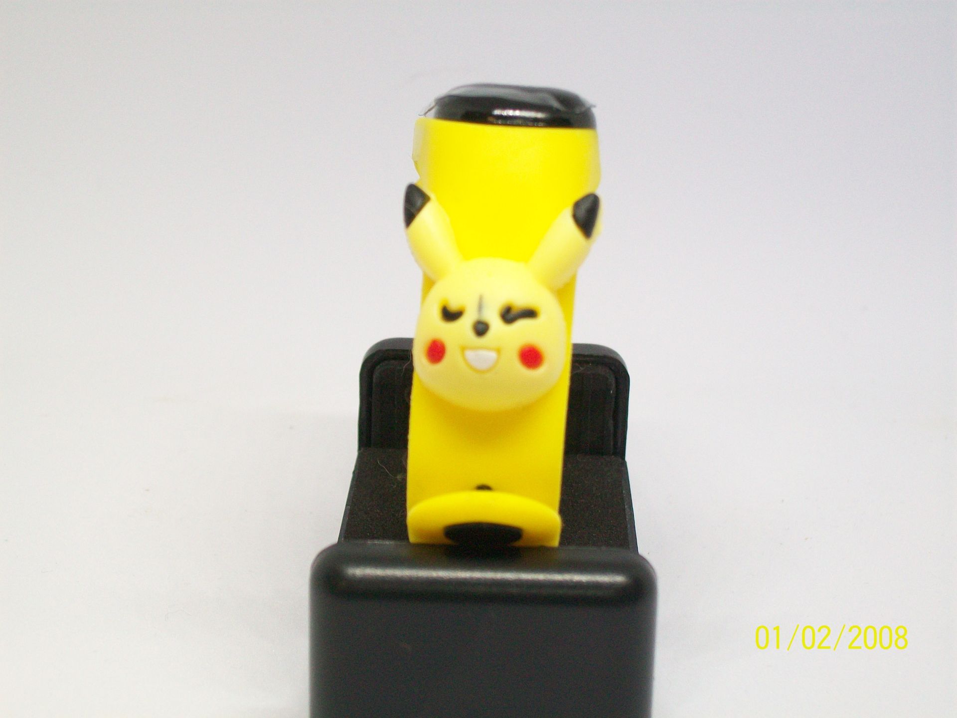 Geel-zwarte activiteitstracker met Pikachu-thema op een rood oppervlak, datum 18-09-2005.