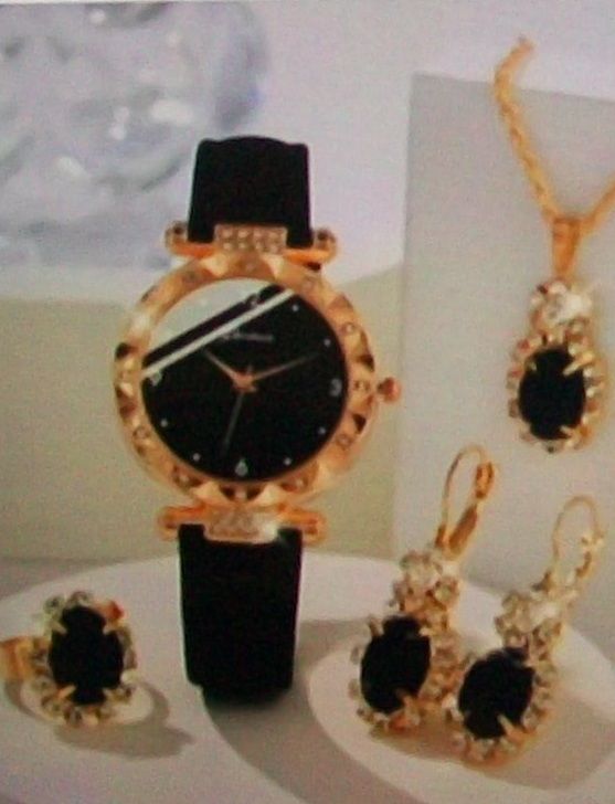 Gouden horloge met zwarte wijzerplaat en bijpassende band.