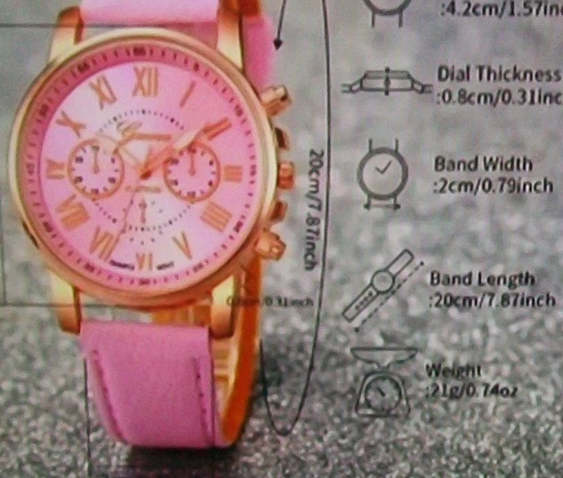 Roze Geneva polshorloge met gouden kast en roze leren band.