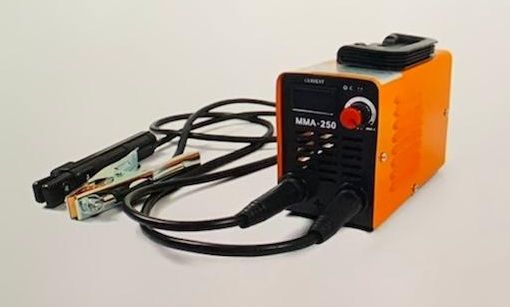 Oranje en zwart lasapparaat met accessoires: kabels, hamer, handschoenen en elektroden.