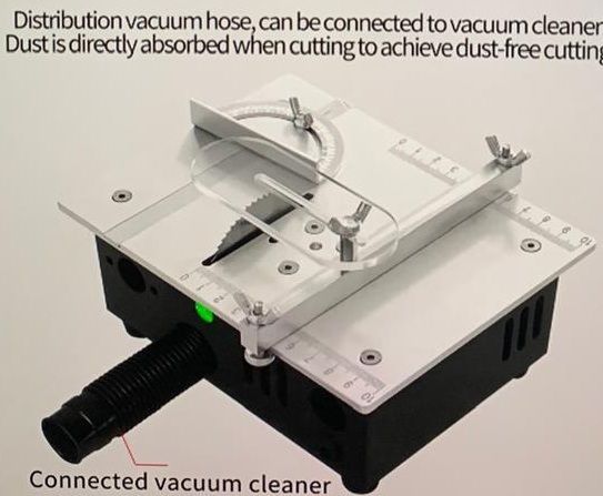 Miniatuur tafelzaag met verstelbaar zaagblad en geleider, voor nauwkeurig zagen.