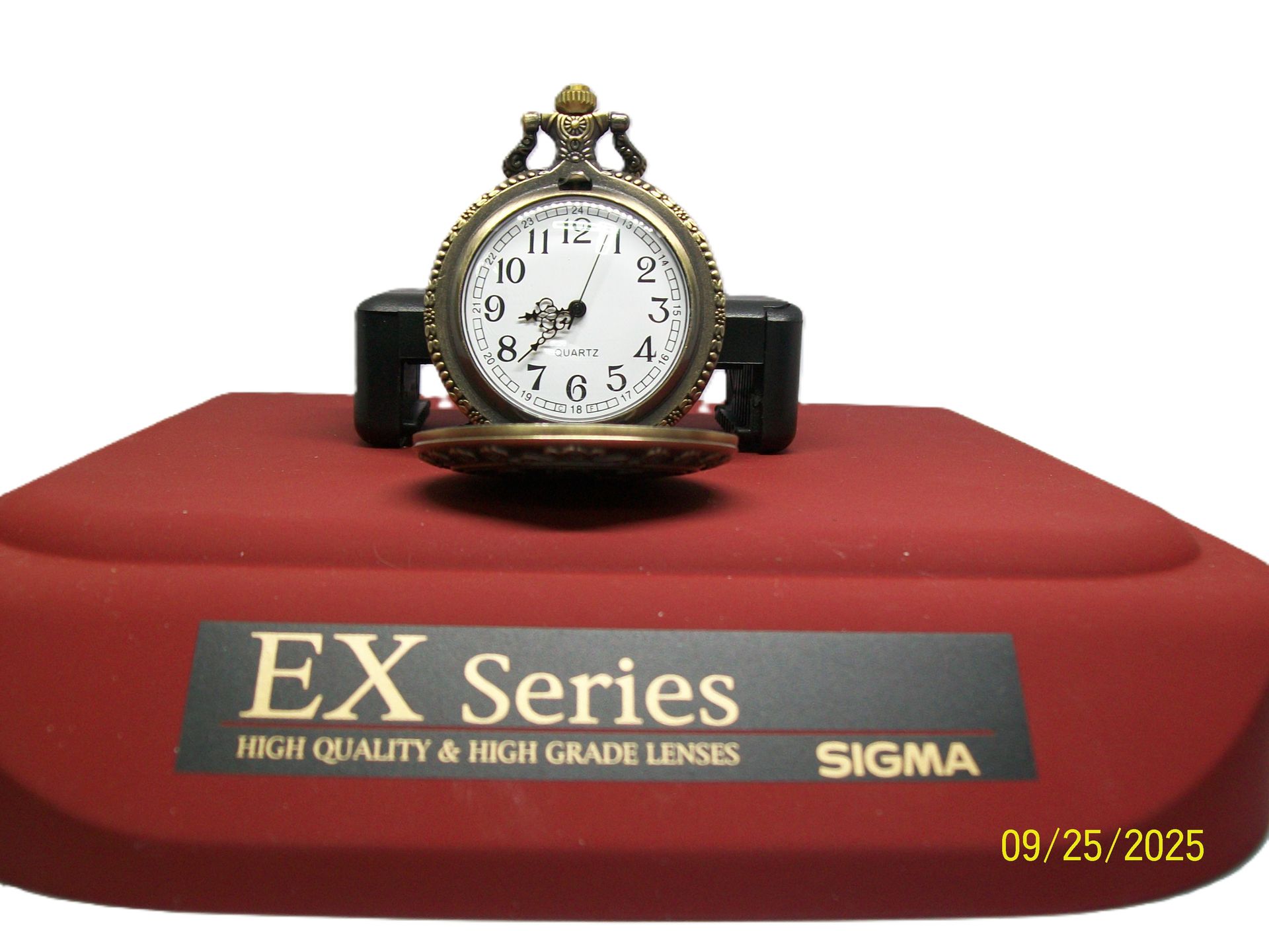 Zakhorloge op een rode displaystandaard met "EX Series"-label en Sigma-logo.