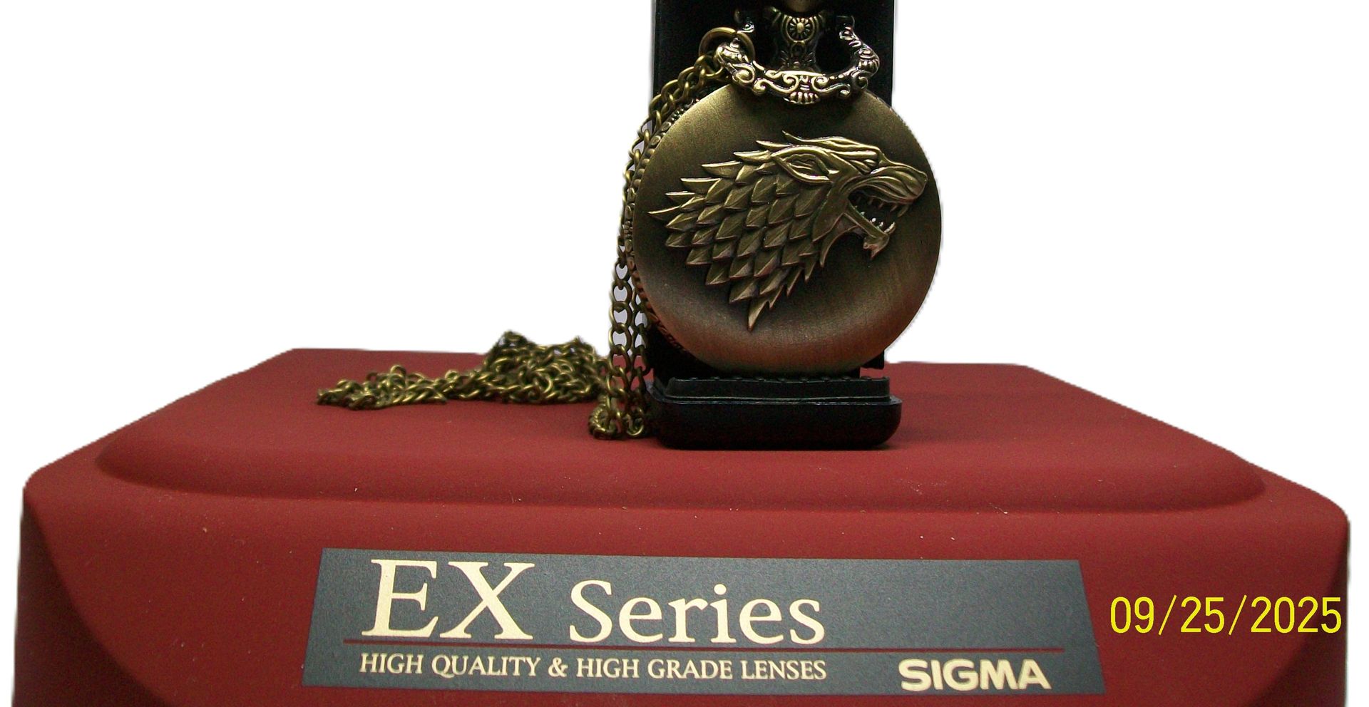 Zakhorloge op een rode displaystandaard met 