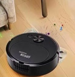 Zwarte robotstofzuiger op een houten vloer; de tekst overlay vermeldt