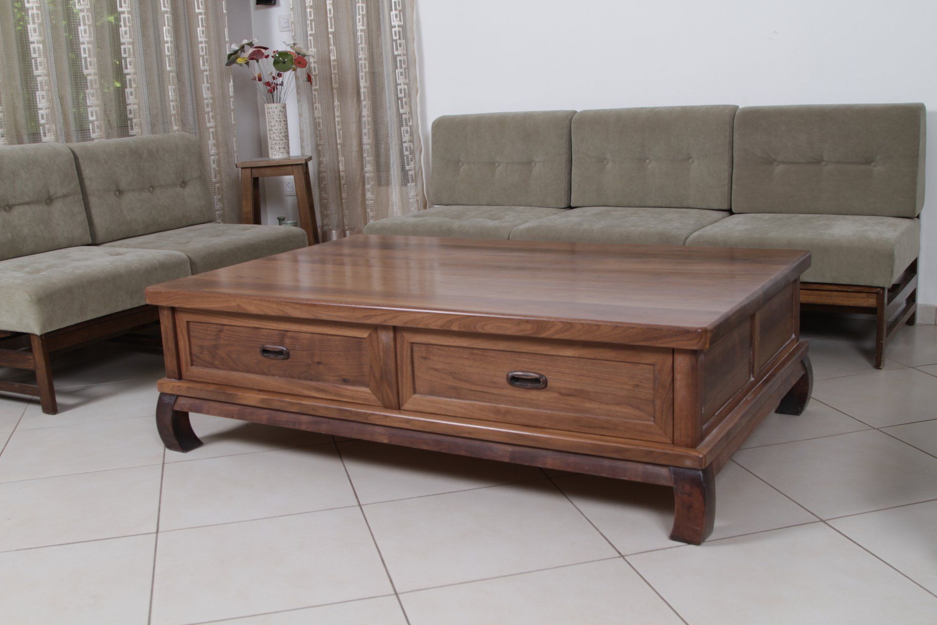 שולחן סלון כפרי וכורסאות וינטג'