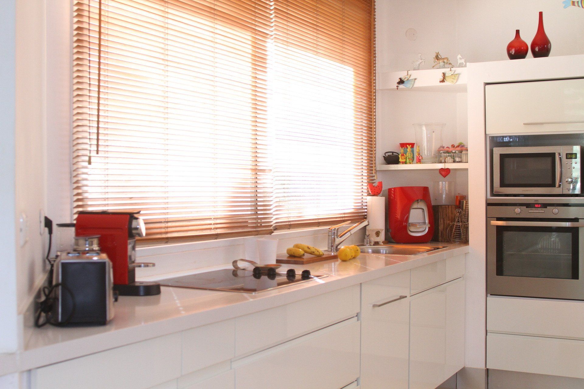 מטבח אינטגרלי צבוע בצבע לבן אפוקסי מבריק