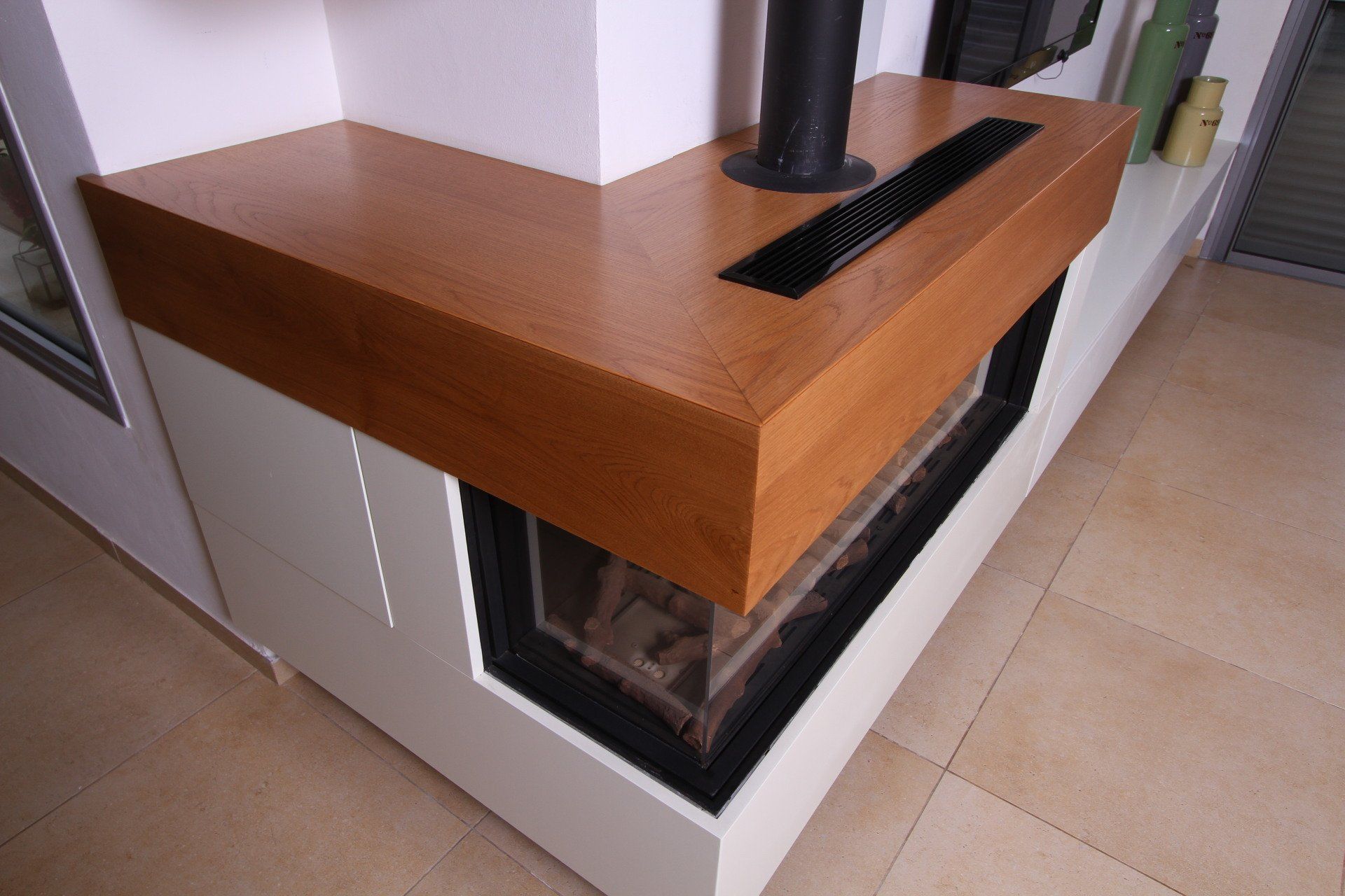 כיסוי קמין משולב עם מזנון טלוויזיה