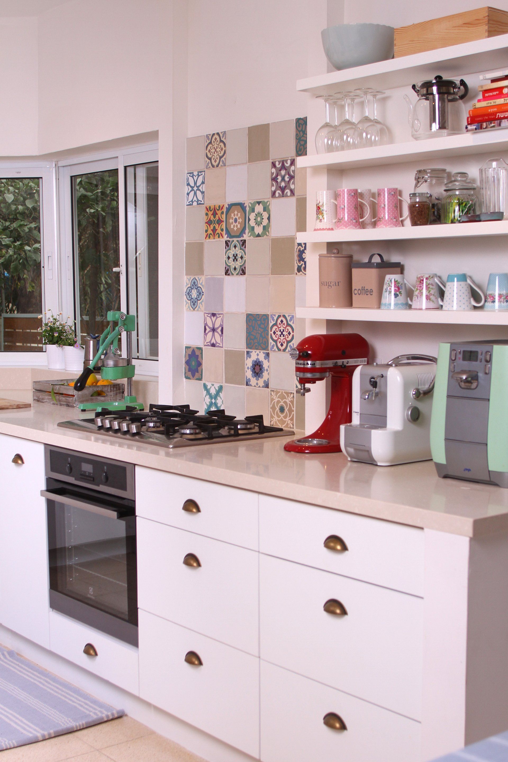 מטבח פורמייקה וספרייה צבועה