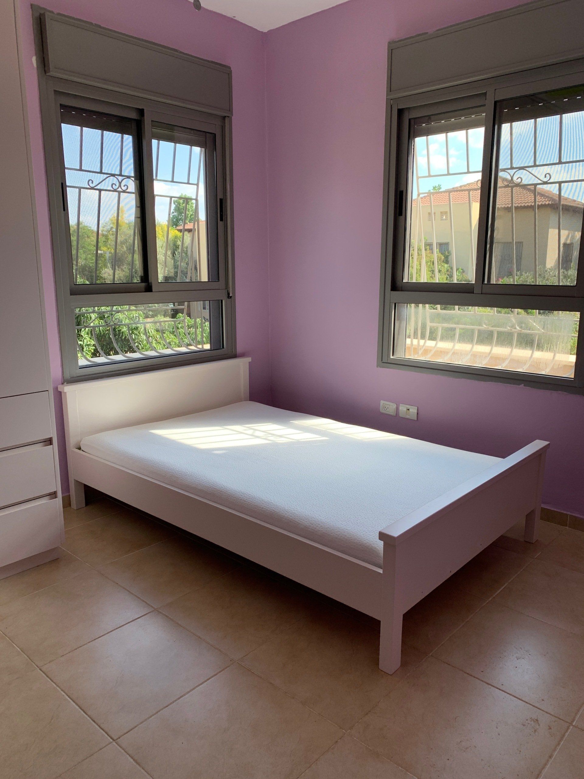 ארון מיטה צבוע בתנור