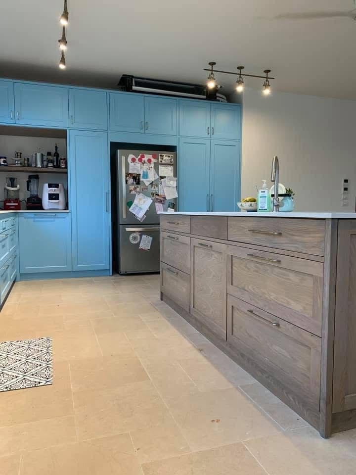 מטבח צבוע תכלת בשילוב אי עץ אלון מגוון 