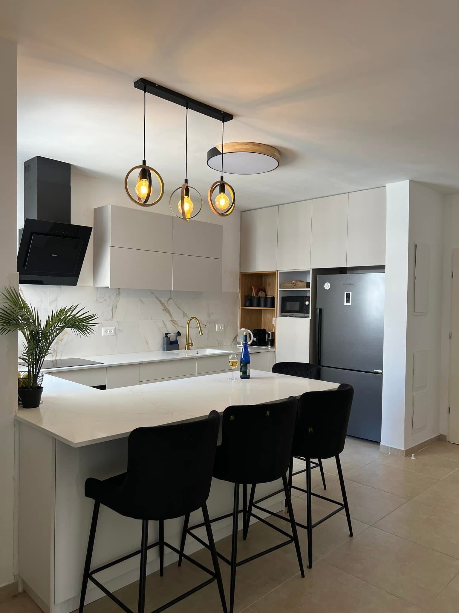 מטבח אקריל לבן שנה וסהרה בשילוב פורניר אלון 