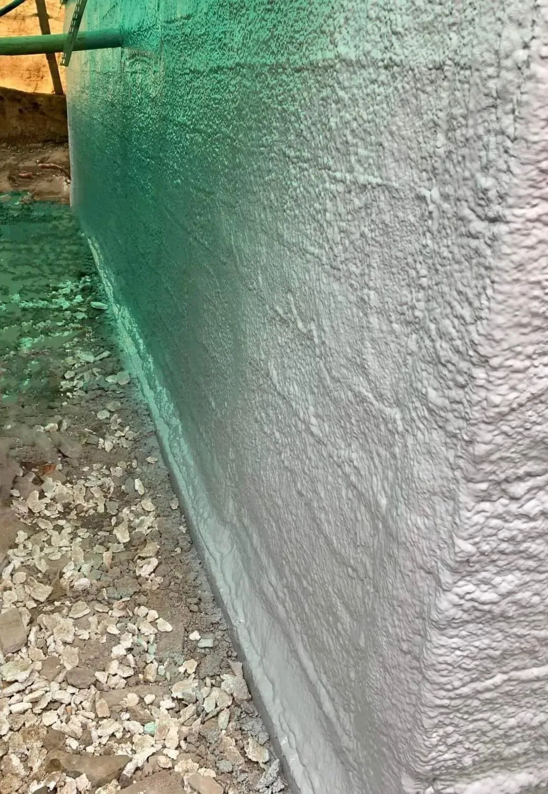 Un gros plan d'un mur recouvert d'une bâche verte.