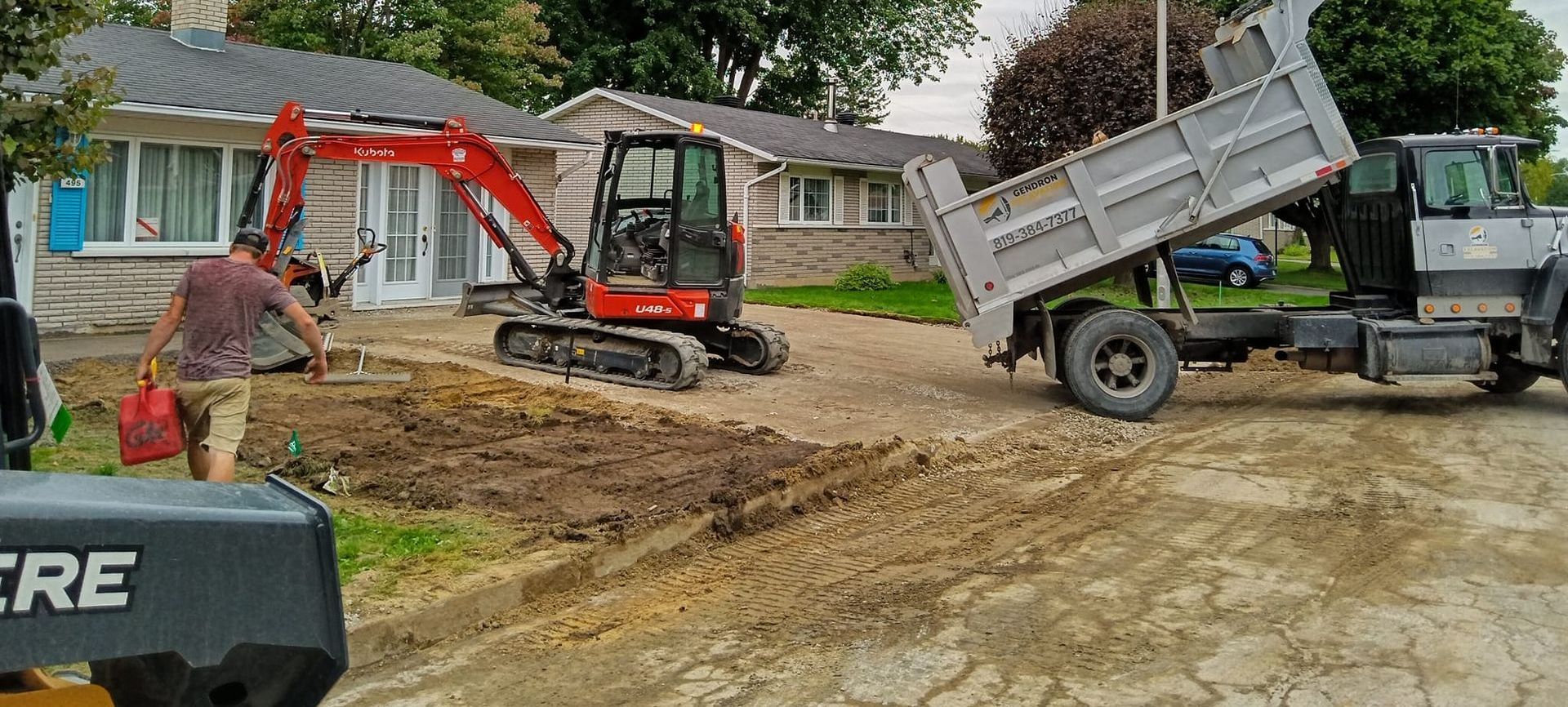 Deux objectifs d'appareil photo sont posés sur une table en bois.