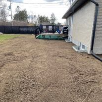 Une cour avec une piscine et une maison en arrière-plan.