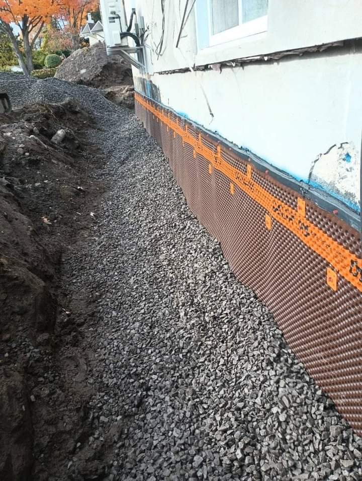 Un gros tas de gravier se trouve devant une maison.