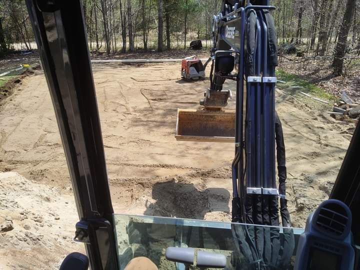 Une personne est assise sur le siège du conducteur d'une excavatrice.