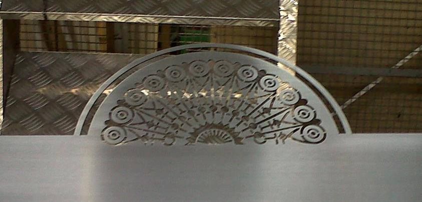 Trabajos de metal decorativos con un diseño ornamentado en forma de abanico