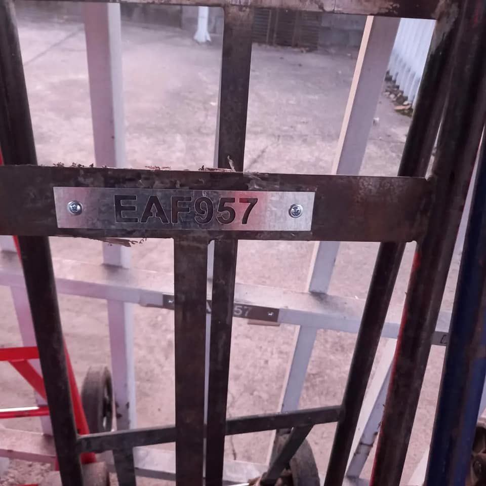 Carretilla de mano con estructura metálica y las letras y números 