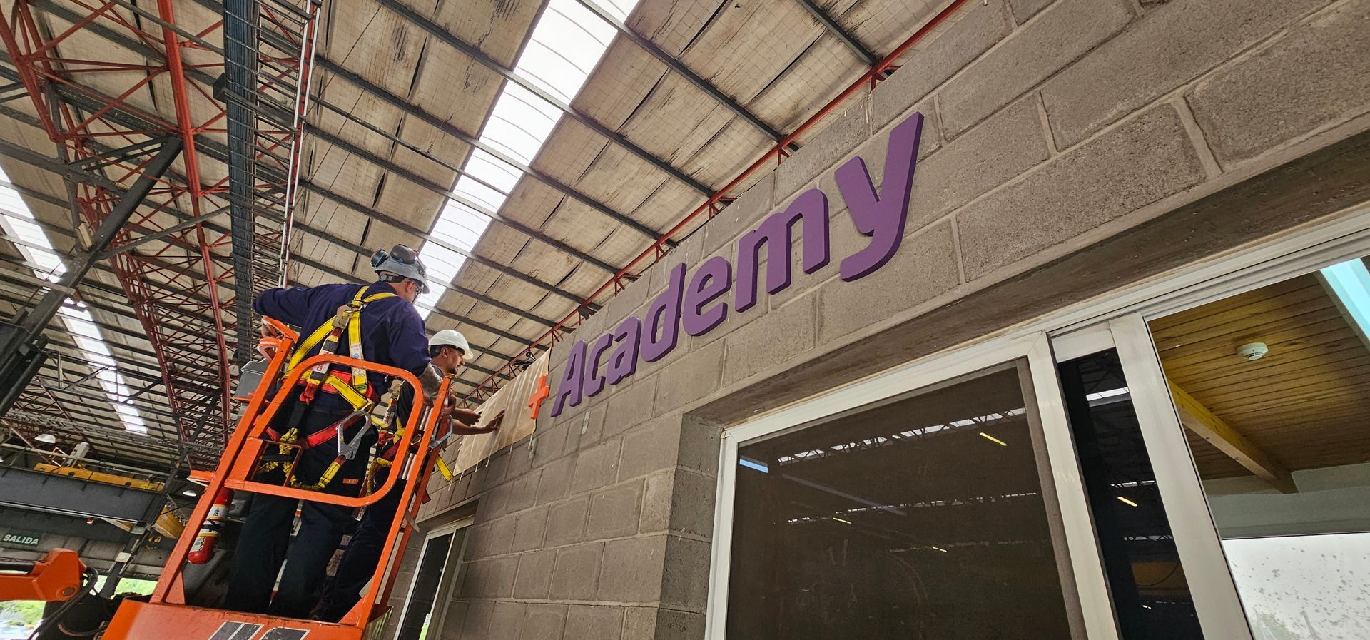 Obreros instalando el letrero 