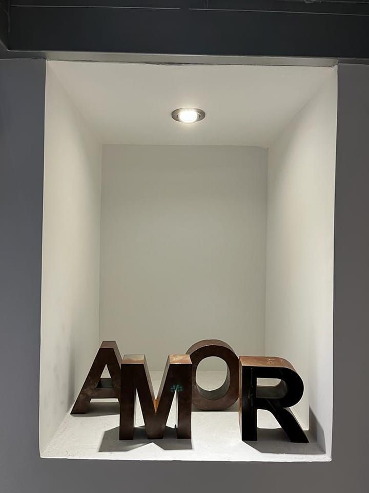 Letras de bronce que forman la palabra 