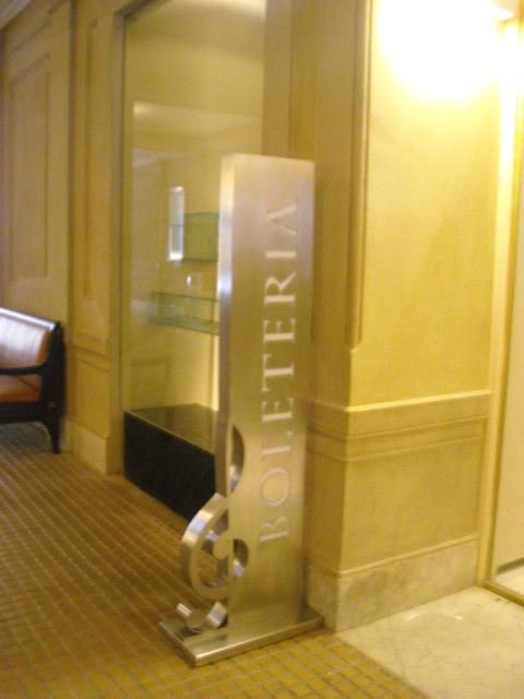 Letrero metálico que dice 