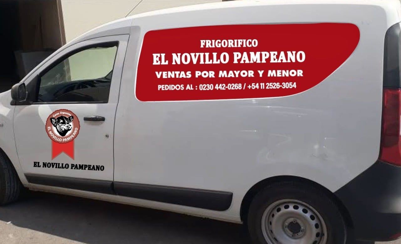 Camioneta blanca con rotulación roja: 