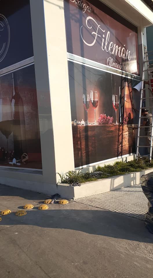 Restaurante Filimon con un gran escaparate. Exterior marrón y blanco, con imagen de una bodega.