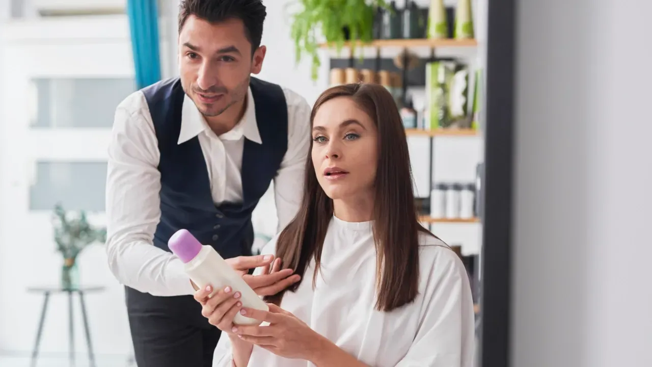 jeune styliste en train de conseiller une cliente sur un produit