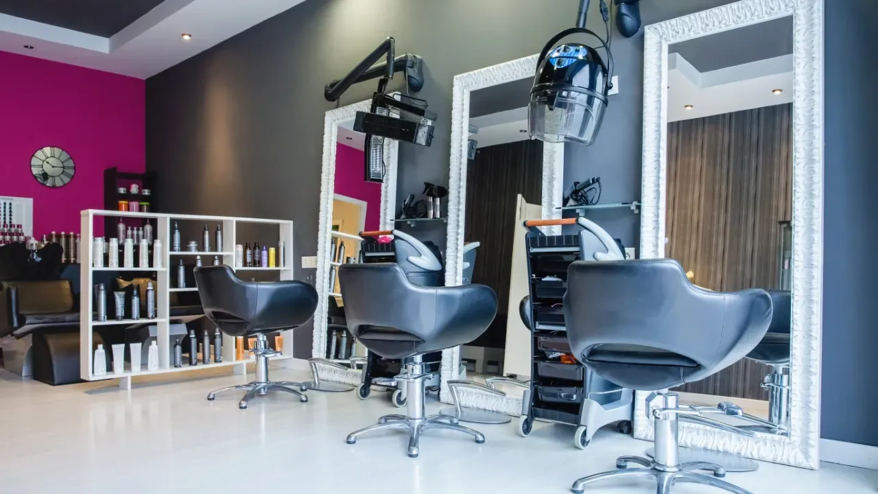 vue d'un salon de coiffure avec grands miroirs muraux